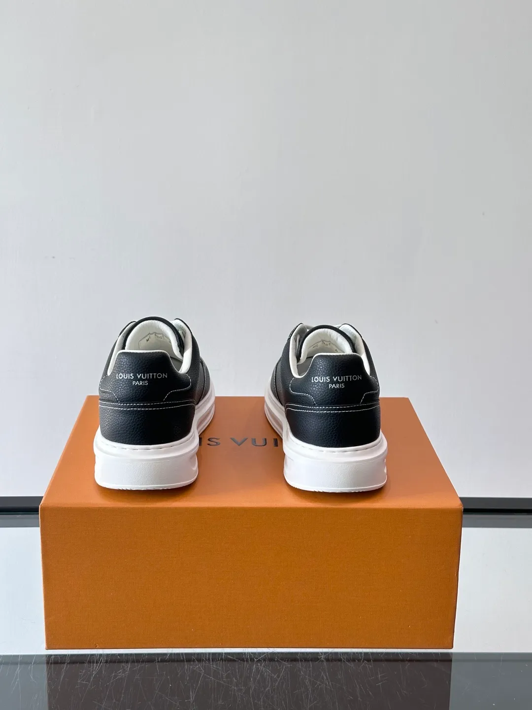 Men's men's shoes 💰p380 "＊OUIS ＊UITTO＊" casual sneakers, made of high-quality cowhide grain leather, with black laces, simple and high-end! LV Logo + classic Monogram lines on the side of the shoe, full of details✨. The rubber soles are wear-resistant and have strong traction, making them suitable for daily commuting and leisure. The shoe last fits the shape of the foot, making it comfortable to wear and not tiring after long walks. It is extremely versatile and can be easily worn with jeans or casual pants. It is a must-have item for men's fashion! 🖤 ​​size：38-44